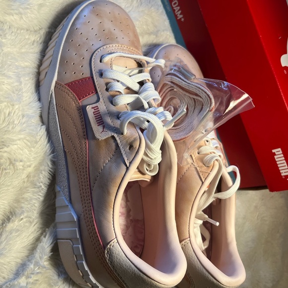 PUMA SNEAKERS- NIB never worn size 9 orange and pink sneakers w/ special laces - Picture 4 of 4